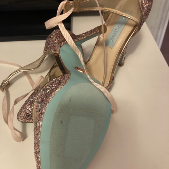 8.5 Almost new. Betsey Johnson Pump. Gold sparkle / baby blue bottoms - Picture 4 of 6